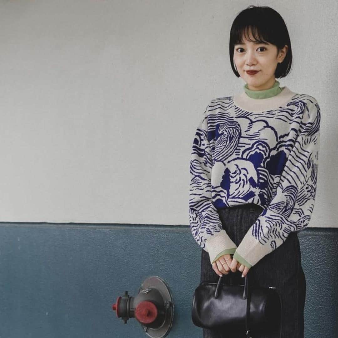 のインスタグラム：「🌊 @ayukakato_ photographiée sur @fudge_snap porte à merveille un de nos pulls emblématiques de cet hiver.  Pourqui on l’aime tant ? Car le jacquard de ce pull a été inspiré par le Moulin de Moidrey, dans la Baie du Mont-Saint-Michel. Quand on le porte on a l’impression d’emmener avec soi un petit bout de ce si beau paysage. _____  @ayukakato_  on @fudge_snap wears one of our emblematic sweaters of this winter.  Why we love it so much? Because the jacquard of this sweater was inspired by the Moulin de Moidrey, in the Bay of Mont-Saint-Michel. When you wear it, you feel like you’re taking with you a little piece of this beautiful landscape.  #lemontstmichel #knitwear #vintageknitwear #archiveknitting #frenchfashion」