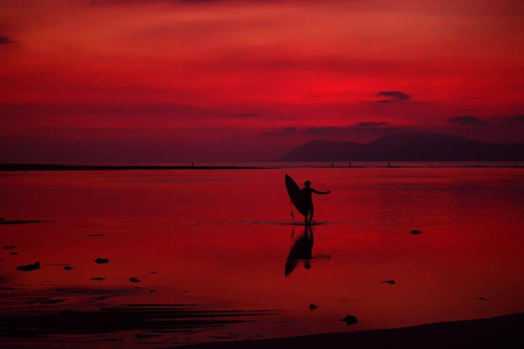 マーロン・テシェイラのインスタグラム：「—- “The beauty of a surf Life.” 🍀❤️💦 —- “Já que a vida é surf e o resto é amar.” Todo dia é dia neh!?! Salve, Salve a todos o surfista de alma desse mundão. ✌🏽❤️🤙🏽💦 —- 🎩...Peace&Light...♻️ —- #TBT #IndoDreams 📸 by @ricardoalvesfotos 👊✨👊 #GoodVibesOnly」