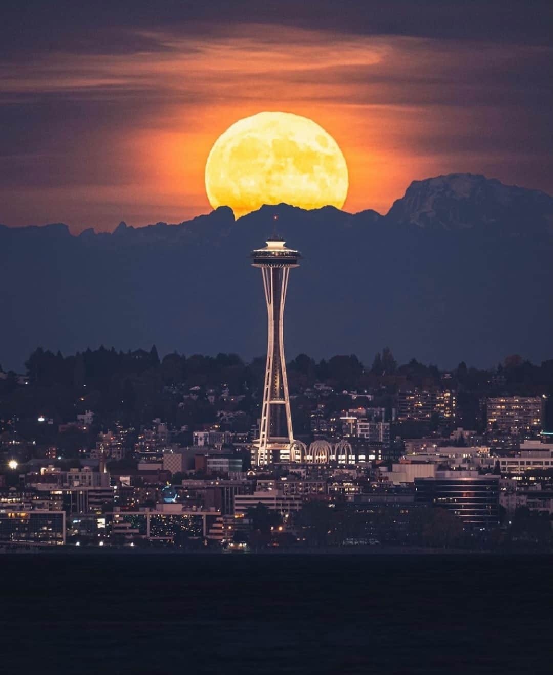 Earth Picsさんのインスタグラム写真 - (Earth PicsInstagram)「The biggest and brightest full moon over Seattle, Washington. 🌕  📷 @ryanditchphoto」1月23日 1時00分 - earthpix