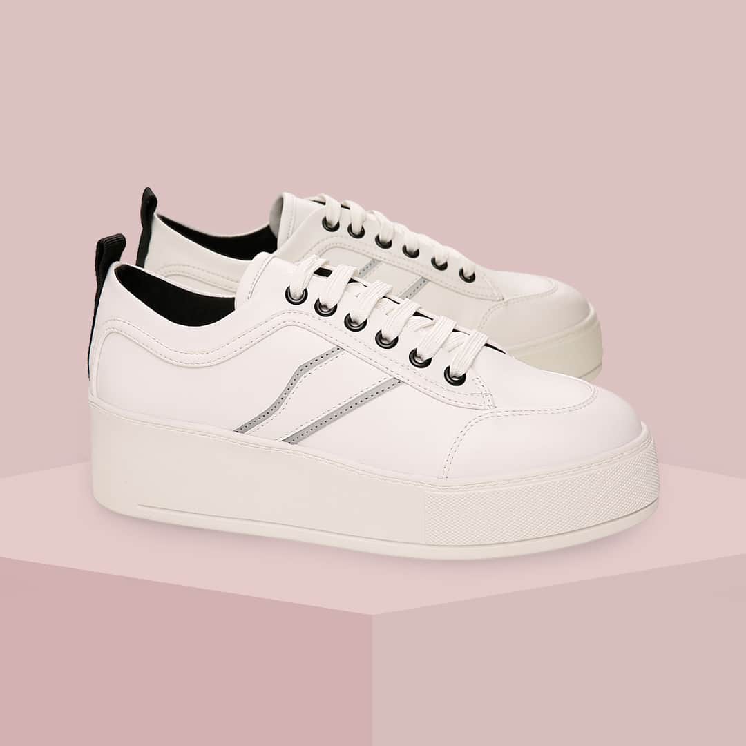 Santa Lollaのインスタグラム：「Para ganhar alguns centímetros com conforto garantido só com o nosso sneaker flatform! [ DE: R$199,90 POR: R$149,90 ] #santalollaverao21 #liquidaSL #sneakers #flatform #comfyshoes ⠀ *Liquidação não cumulativa com outros descontos, válida nas lojas físicas e online para produtos selecionados do Verão 2021. Os descontos podem variar de loja a loja, clique no link da bio e consulte na sua SL de preferência a participação nesta promoção e a disponibilidade de estoque.」