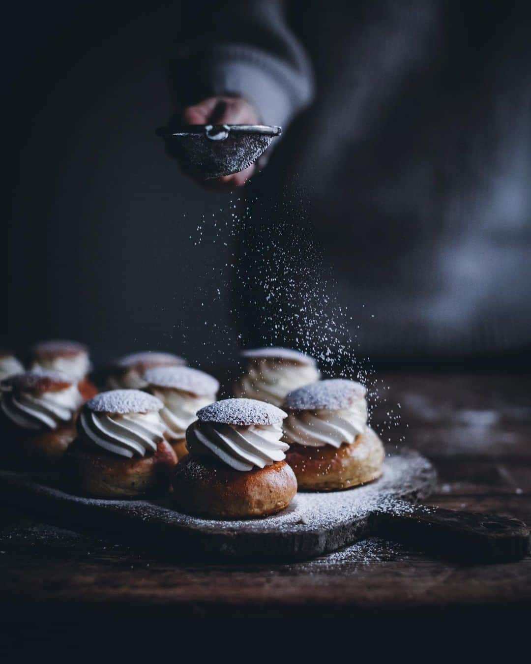 Linda Lomelinoのインスタグラム：「Looking for a baking project for the weekend? How about Swedish Semlor? ☁️ I posted my very best recipe for these last year - A semla is a fluffy, sweet bun with cardamom, filled with almond paste and whipped cream and then topped with powdered sugar 🤤 Definitely a favorite of mine. Fat Tuesday (when we traditionally eat them, but many have already started) is on February 16 this year, so better start now! Links are in my profile, swipe for a little preview of the video and some Mozart 🤍 Have a great weekend!」