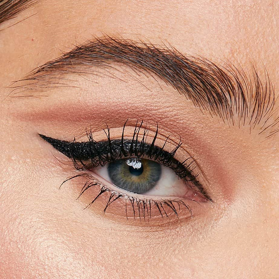 Maybelline New Yorkさんのインスタグラム写真 - (Maybelline New YorkInstagram)「Get this gorgeous floating liner look with our #colorstrike eyeshadow pen in ‘chase’, #hypereasy liner, and #skyhighmascara! Tap to shop!」1月23日 1時05分 - maybelline