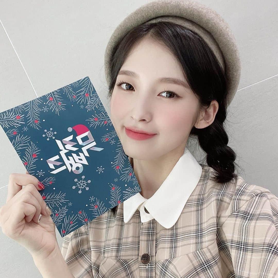 アリンのインスタグラム：「210122 @wm_ohmygirl & @ye._.vely618 instagram update (Music bank) ——— #arin#arinohmygirl#ohmygirlarin#ohmygirl#kpop#binnie#hyojung#yooa#seunghee#mimi#jiho#choiyewon#최예원#아린#컴백#막내#미미#유아#비니#지호#승희#효정#오마이걸#アリン#아린오마이걸#가수」