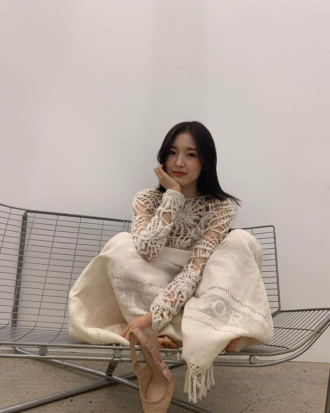 アリンのインスタグラム：「stylist update ——— #arin#arinohmygirl#ohmygirlarin#ohmygirl#kpop#binnie#hyojung#yooa#seunghee#mimi#jiho#choiyewon#최예원#아린#컴백#막내#미미#유아#비니#지호#승희#효정#오마이걸#アリン#아린오마이걸#가수」