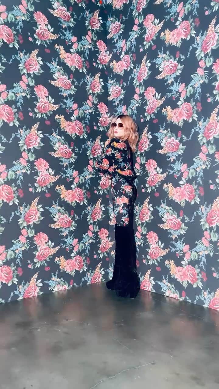 アリス+オリビアのインスタグラム：「I’m obsessed with our legging sets—-as a working mom it is often hard these days to plan what I am doing each day let alone what I’m wearing! Sets make life easy and chic!!!! ❤️🥰」