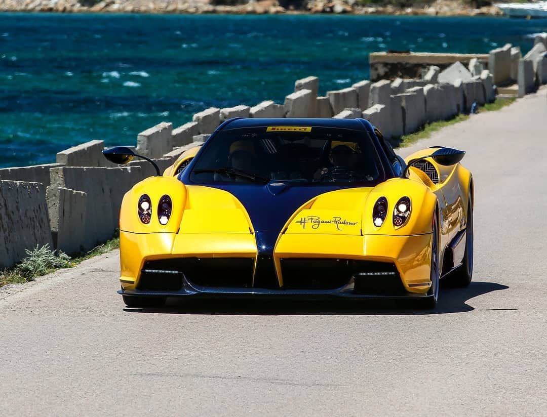 パガーニ・アウトモビリのインスタグラム：「Beauty by the sea.  #pagani #huayra #huayraroadster」