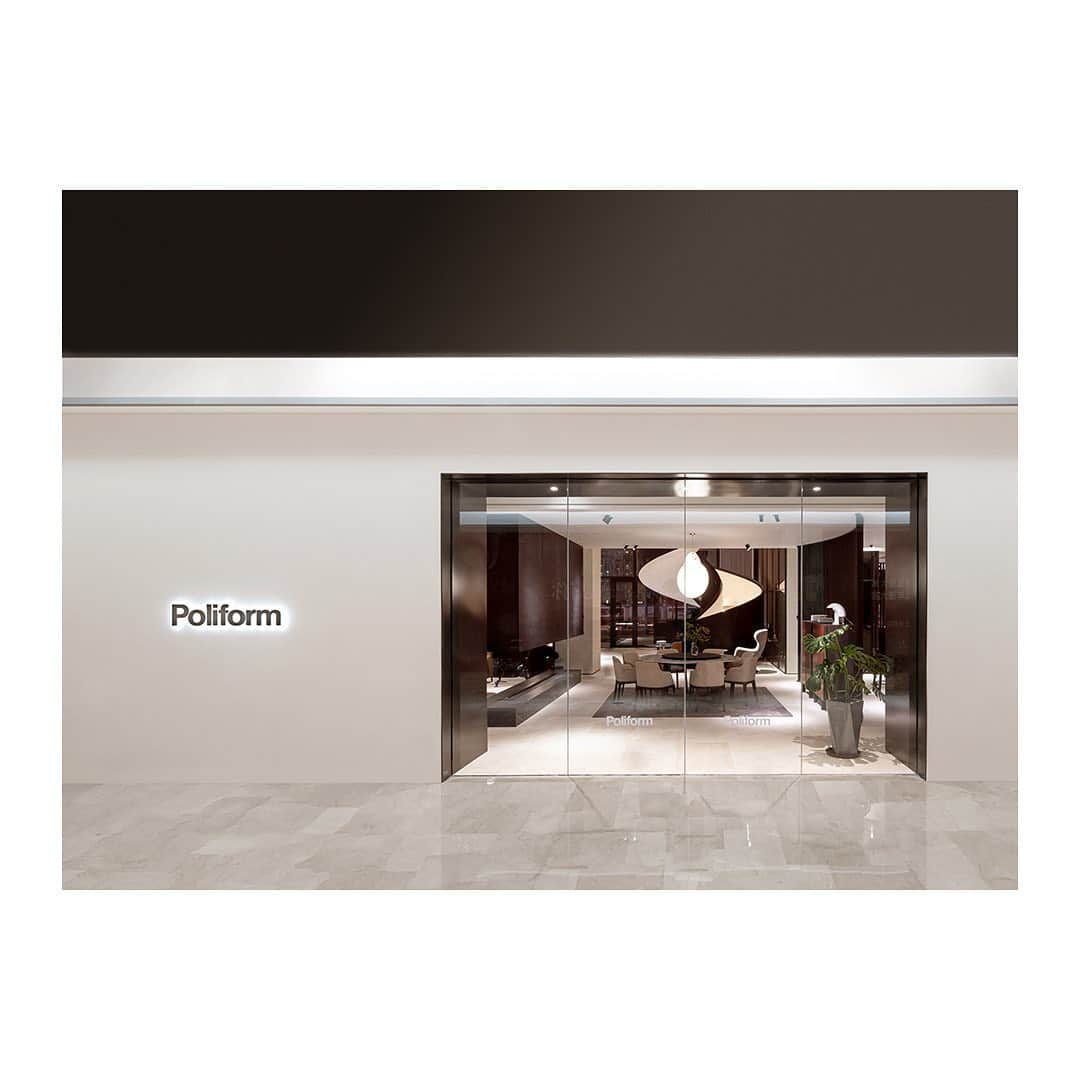 Poliform|Varennaさんのインスタグラム写真 - (Poliform|VarennaInstagram)「Poliform strengthens its presence in China with its new shop in Ningbo , in the province of Zhejiang. One of the oldest cities in the country and an important trading station on the silk road, nowadays, Ningbo is an expanding metropolis surrounded by greenery.  Like all the other monobrand stores around the world, the store in Ningbo aims to convey Poliform's progressive, modern lifestyle and show how it translates into a coherent style that extends across every room in a house. With formal design and quality, technical research and exclusive materials.  Poliform Ningbo No 1942 East Zhongshan Road Yinzhou district, China   #poliform #design #madeinitaly #ningbo #china #newshop」1月23日 1時24分 - poliform_official