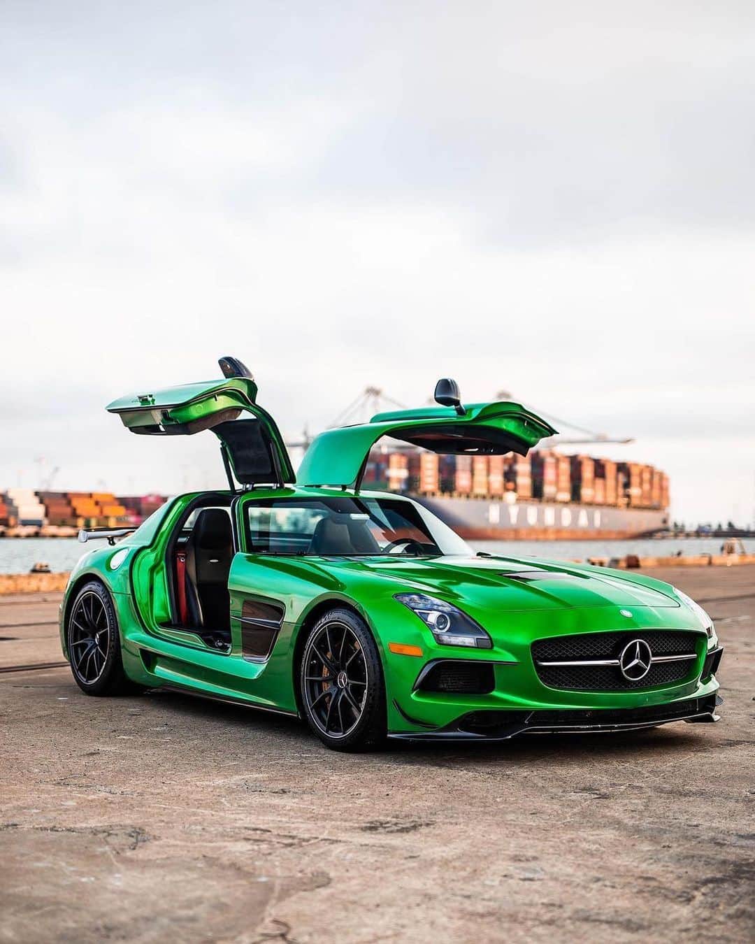 CarsWithoutLimitsさんのインスタグラム写真 - (CarsWithoutLimitsInstagram)「Mercedes SLS AMG Black Series Photos @californiaexoticsdaily  #CarsWithoutLimits」1月23日 1時26分 - carswithoutlimits