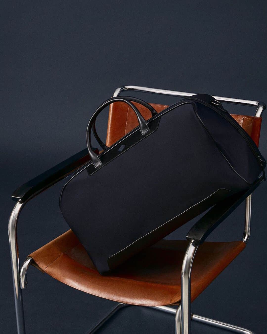ハケットのインスタグラム：「Well worn style resides in the details. Upgrade your style with our signature menswear. Have everything you need at hand with our latest and timeless bags & luggage. Discover more at the link in our bio. #STAYHackett」