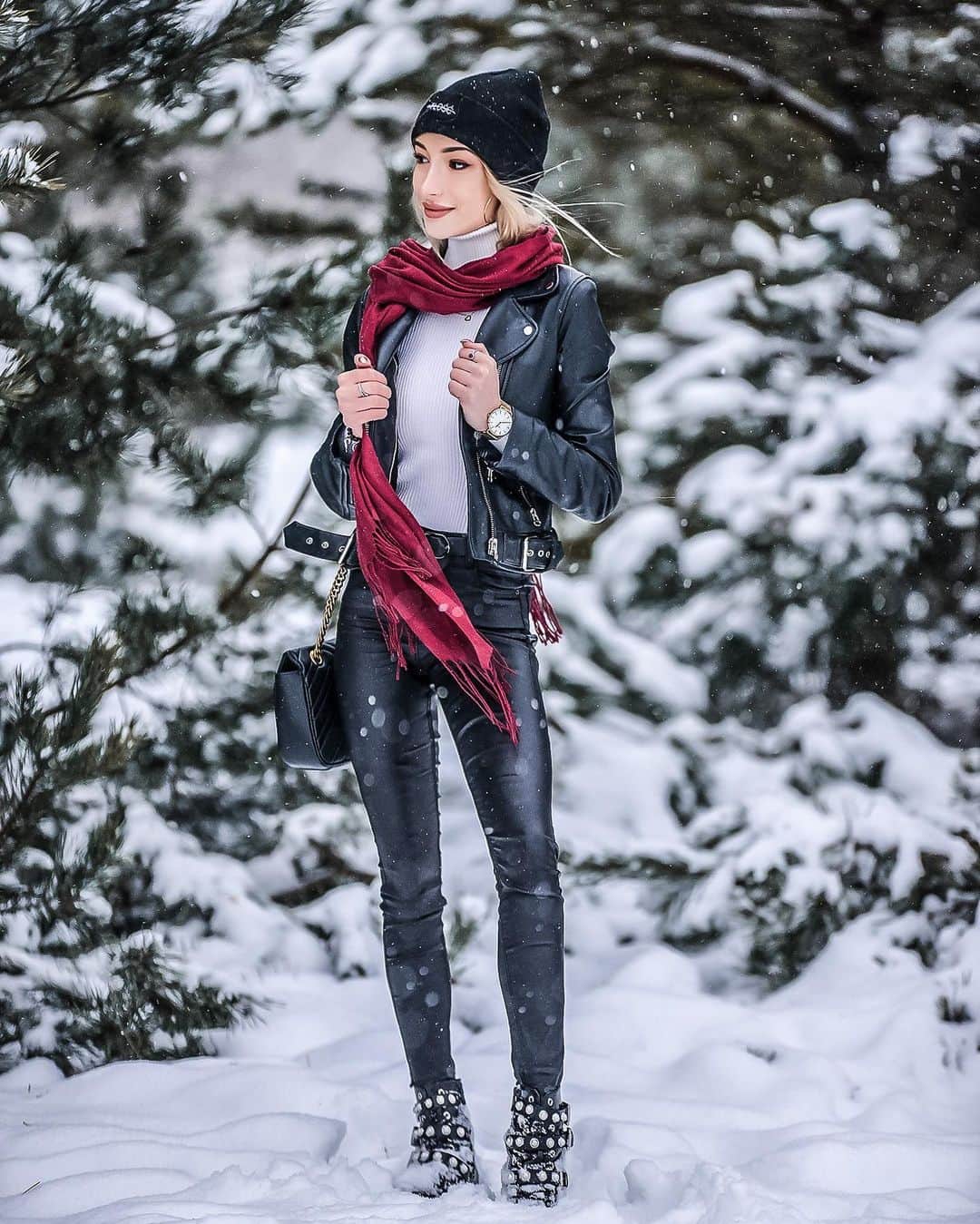 アガタ・クリゲルのインスタグラム：「22/365 ✨  📸 @s_kwiatkowska_photography   #polishgirl #polskadziewczyna #winter #snow #ootd #photoshoot #photography #photooftheday #instaphoto #winterwonderland #clothing #outerwear #blonde #makeup」