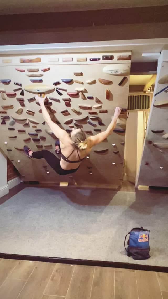 シャウナ・コックジーのインスタグラム：「My two favourite moves from my board session today. Tried some hard boulders, took a few slams, swung around a lot and did lots of dancing and laughing. Good times with the house crew!」