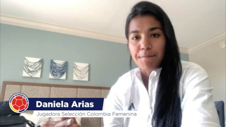 サッカー コロンビア代表チームのインスタグラム：「¡Motivadas y preparadas para dejarlo todo en la cancha! 👊  @daniela3oficial está lista para el segundo partido de nuestra Selección Femenina esta noche 🆚 @uswnt 🇺🇸  ⏰7:00 p.m. 📺@golcaracol HD2  #VamosColombia 🇨🇴」