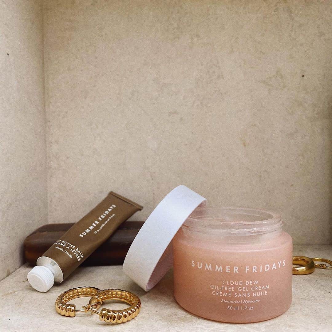 Marianna Hewittのインスタグラム：「have you tried @summerfridays cloud dew yet ☁️✨ what do you think?」