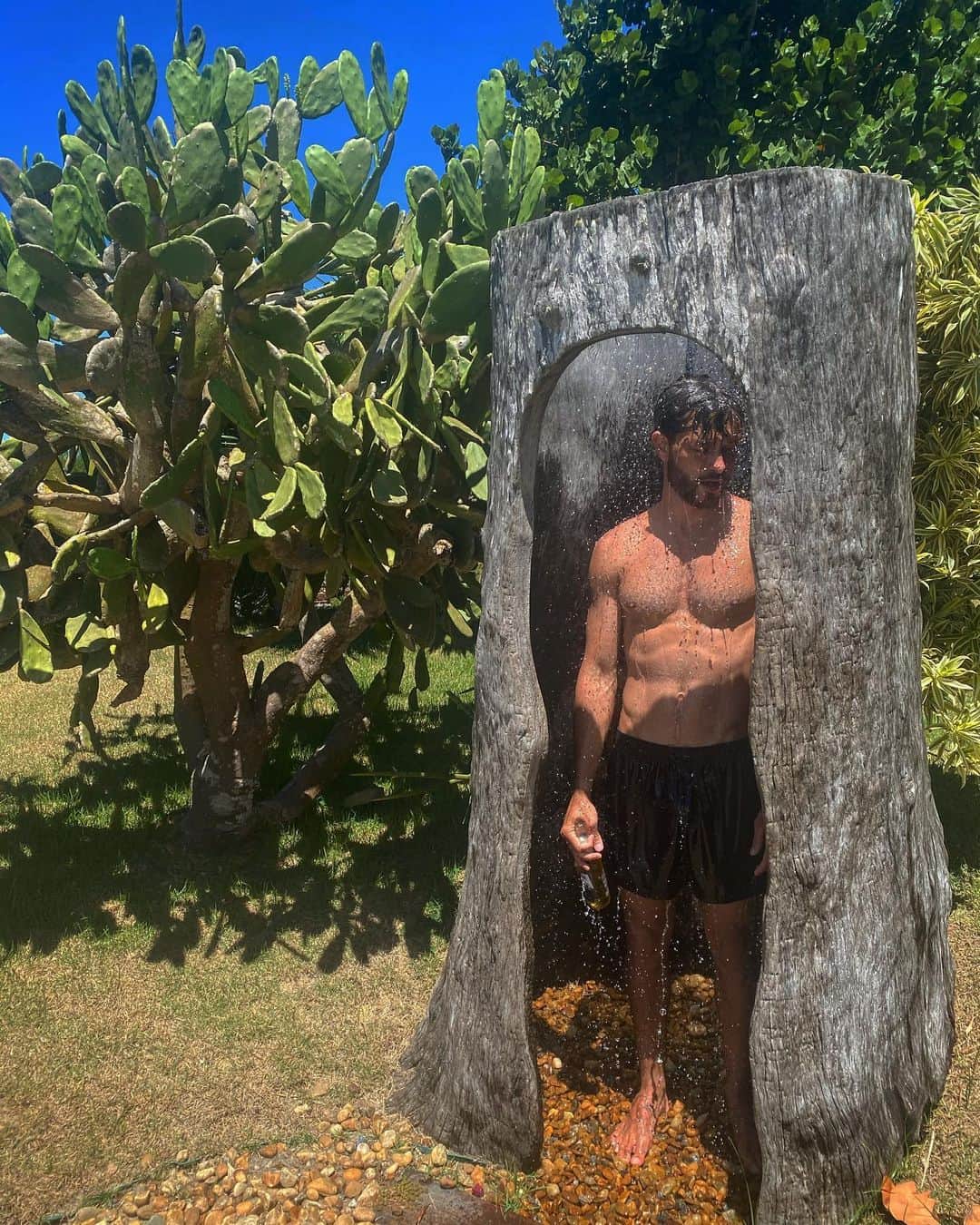 フランシスコ･ラチョースキーのインスタグラム：「Outdoor shower love ❤️」