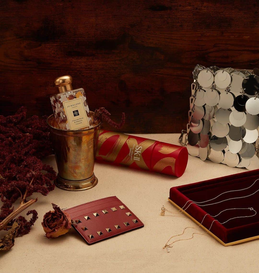 Saks Fifth Avenueのインスタグラム：「Lunar New Year is quickly approaching. Start the celebration early with our lucky products–for gifting or for getting–in glimmering gold and bright red hues.」