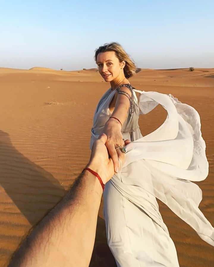 Nataly Osmannのインスタグラム：「Unforgettable time during #mydubai trip 😍 The Al Maha Desert Resort & Spa is less than 1 hour drive from Dubai! Highly recommend visiting this magical place. Here’s my things to do in @almaha_resort:   - Start the day with a breakfast on the terrace overlooking the golden dunes - Try a horse ride or camel trek among the Al Maha reserve - Spend hours in your private swimming pool - Go on a thrilling safari ride to see the secret parts of the desert  - Have a romantic dinner with a majestic sunset view @mydubai   Незабываемый опыт в настоящем оазисе посреди бесконечных песчаных дюн! Спа-отель находится на территории Дубайского пустынного заповедника, самого первого национального парка в ОАЭ. Здесь потрясающе соединены колорит дикой природы и современная роскошь. А куда бы вы хотели отправиться, чтобы сбежать от шума мегаполиса?  @visitdubai.ru #visitdubai」