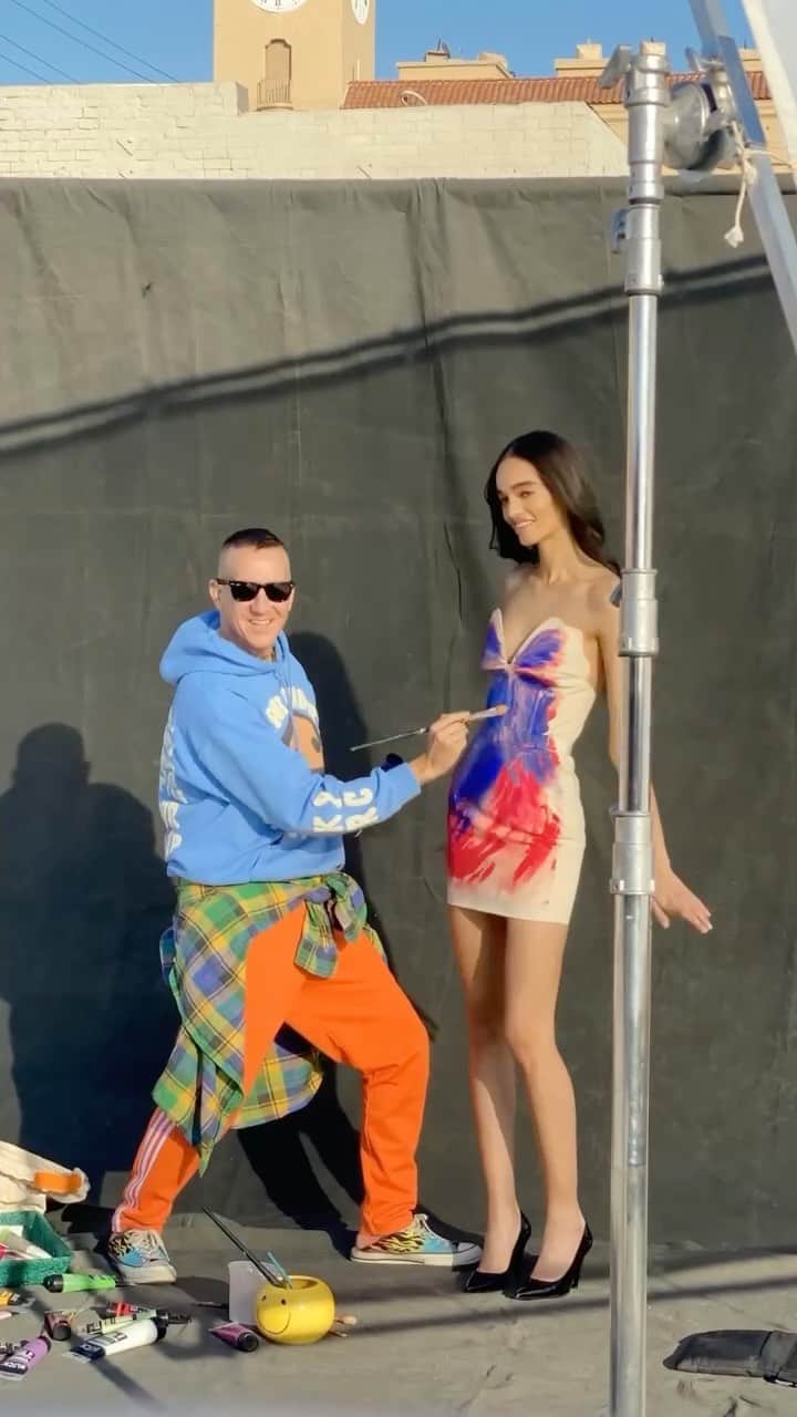 ジェレミー・スコットのインスタグラム：「BTS VIDEO OF ME PAINTING ON THE @ellenghr_ FOR @voguemagazine WHILE BEING PHOTOGRAPHED BY @marcus_mam」