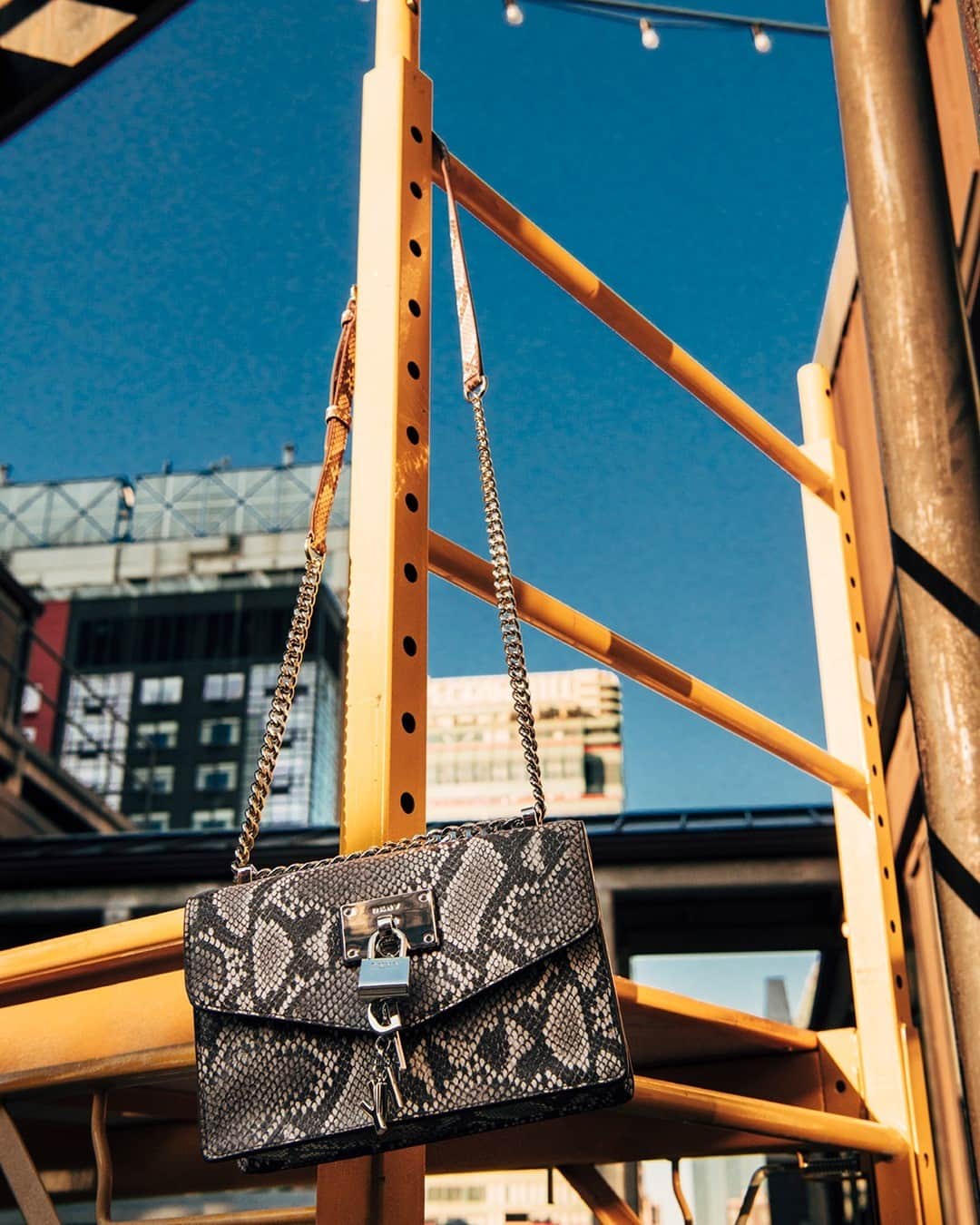 DKNYのインスタグラム：「A new year calls for a new bag...and you need one that can do it all. Tap to shop the Elissa Shoulder Bag. #DKNYSTATEOFMIND」