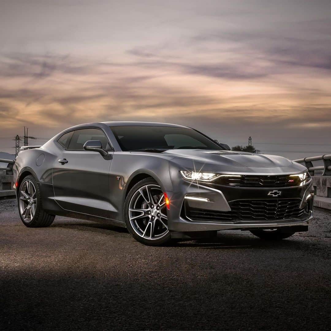 シボレーのインスタグラム：「Who needs a morning coffee when you can take an energizing drive in a #Camaro SS. Thanks for sharing, Brad D. #ChevyLove」