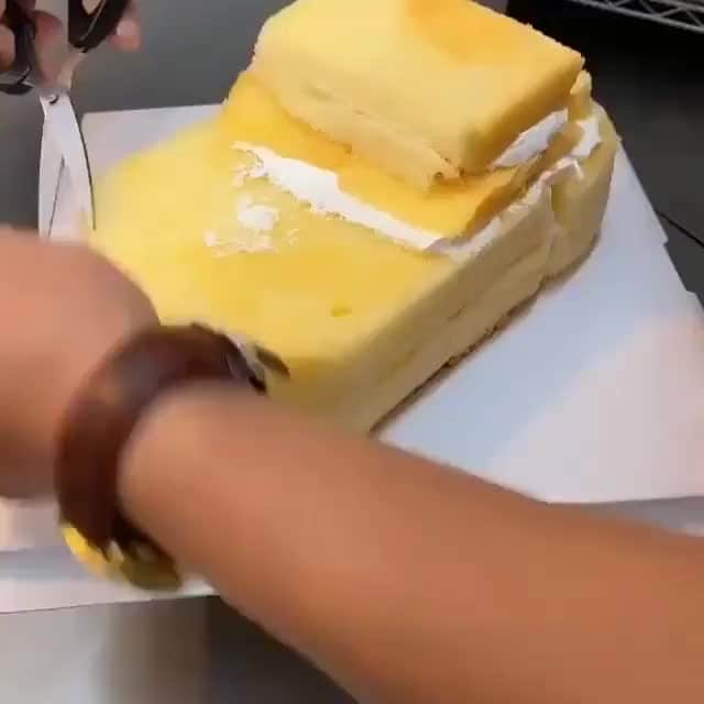 2.8 Milllon CAKESTERS!のインスタグラム：「Rate It!! 🚘🏁⁠ 🎥: @chef.moly」