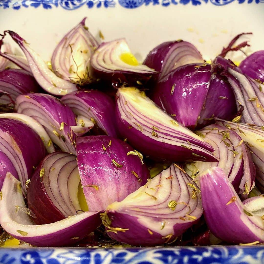 ナイジェラ・ローソンさんのインスタグラム写真 - (ナイジェラ・ローソンInstagram)「These onions look like they’re jumping out of a tile! (In fact, they’re in a ceramic aga dish about to go in the regular oven.)」1月23日 2時01分 - nigellalawson