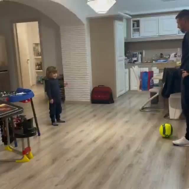 のインスタグラム：「#Repost @emymarian13 (@get_repost) ・・・ Todos los días así ...! 🥰🥰❤️💙❤️💙💪💪 #papàefiglio💙 #momentimeravigliosi  #passione#legameunicoespeciale #hijo #santiago @mariano13izco」