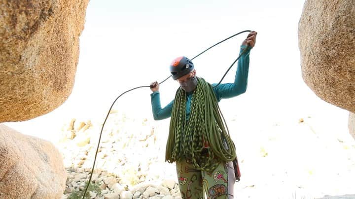 マウンテンハードウェアのインスタグラム：「Earlier last year in Joshua Tree National Park, six climbers participated in the first-annual LGBTQIA2S+ Single Pitch Instructor Course in partnership with the American Mountain Guides Association. If you’d like to see the full experience and learn more about affinity programs, check out the link in our bio or head over to @amga1979 for even more resources. Video: @ladylockoff.」