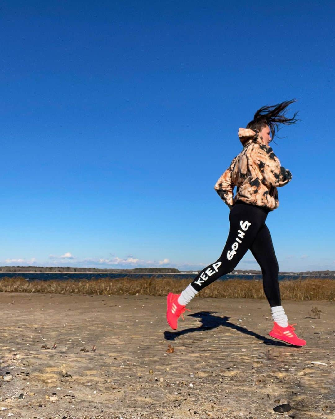 キャンディス・ハフィーンのインスタグラム：「“I don’t know the way, but I’ll be there soon” 💪  **And if you forget what to do, look down and remind yourself, the words are facing up for you, boo. 😉  Leggings from our @yourdaywon x @tayler.ayers collab! #keepgoing」