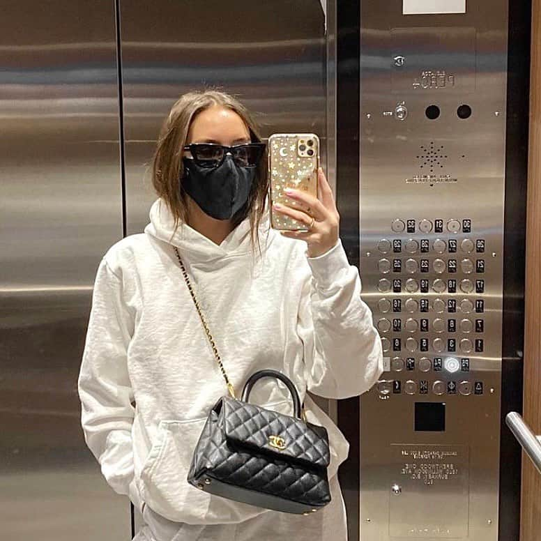 VELVETCAVIARさんのインスタグラム写真 - (VELVETCAVIARInstagram)「#VCBABE the AMAZING @emmaleger is rocking a killer cozy look with our Starry Night case 💫🌙 what’s your go to cozy look? #velvetcaviar」1月23日 2時07分 - velvetcaviar