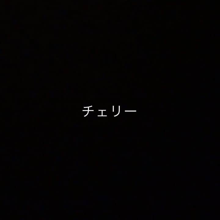 のインスタグラム：「音楽って言葉わからなくても伝わるんだと知った曲です🌸 #1日1カバー #カバー #ギター #弾き語り #カバー #チェリー #スピッツ #シンガーソングライター #由薫 #songcover #singing #歌ってみた」
