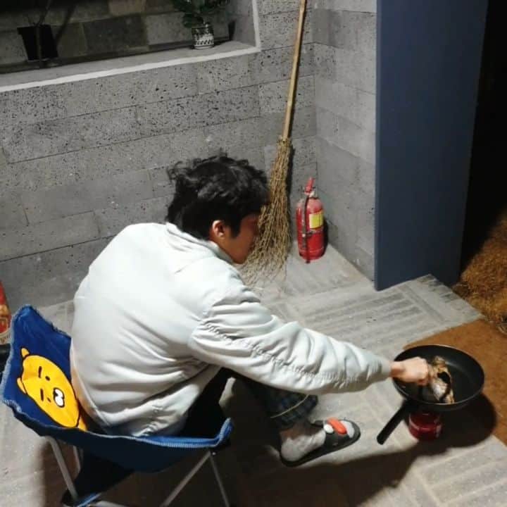 シン・ソユルのインスタグラム：「⠀ 집 안에 머냥이 딱지가 힘들어할까봐 지철이가 밖에서 굴비를 구워줬다🐟 ⠀ 본인 화로에서 굽고싶어했지만 비가왔다🌧 낚시의자에 앉아서 잘도 굽는다:) ⠀ 녹차밥에 올려먹으니 너무 꿀맛👍 #이번주일기 ⠀ ⠀」