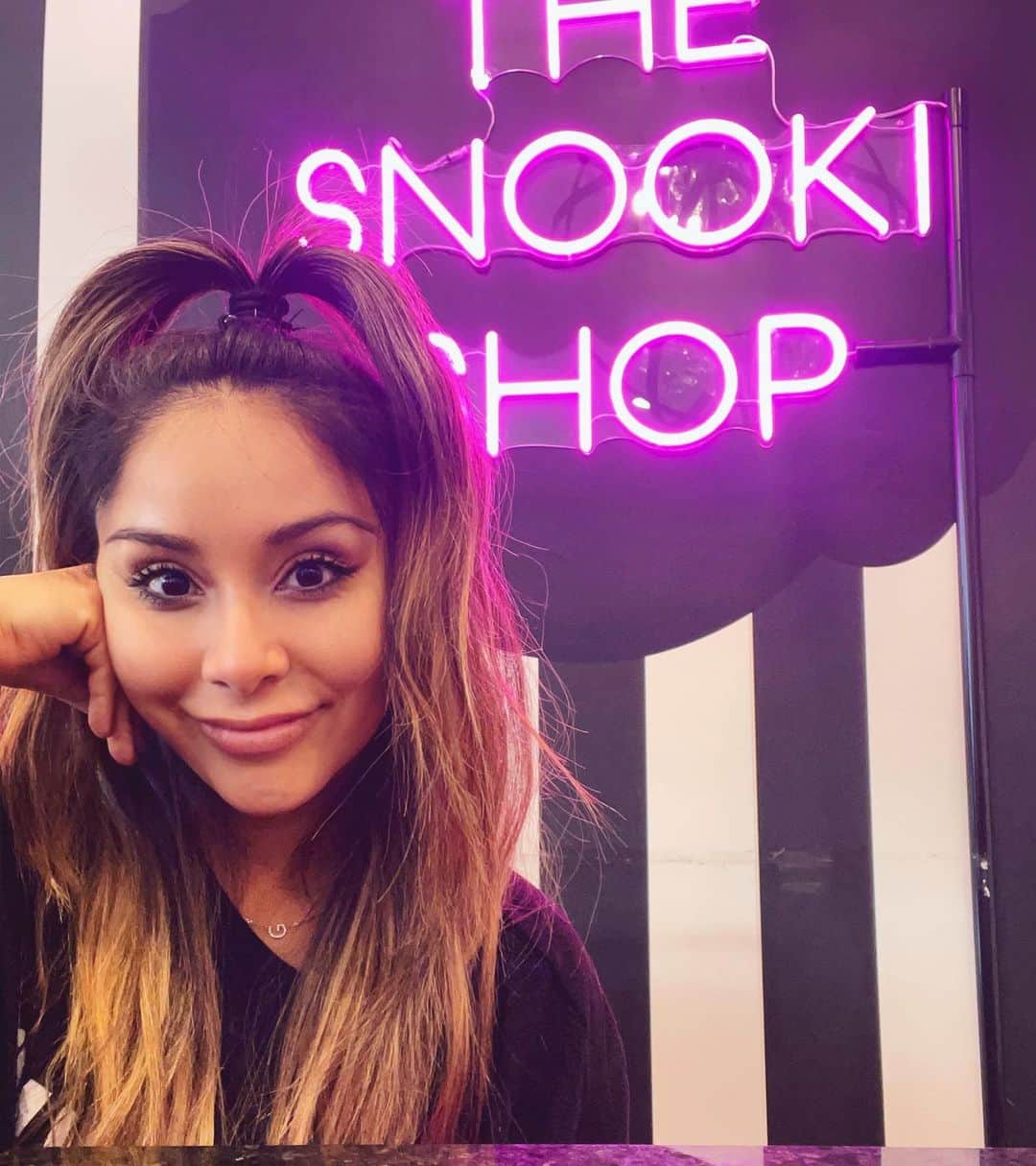 ニコール・ ポリッツィのインスタグラム：「Just chilled at work @thesnookishop 🖤 Meatball day anyone? 🏃🏽‍♀️」