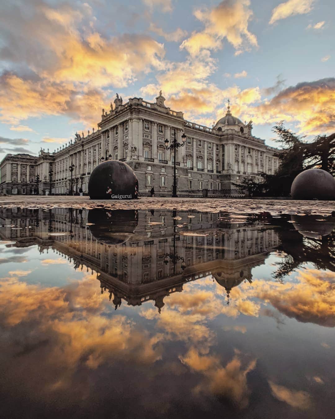 Guido Gutiérrez Ruizのインスタグラム：「Chasing sunsets • Persiguiendo atardeceres #Madrid」