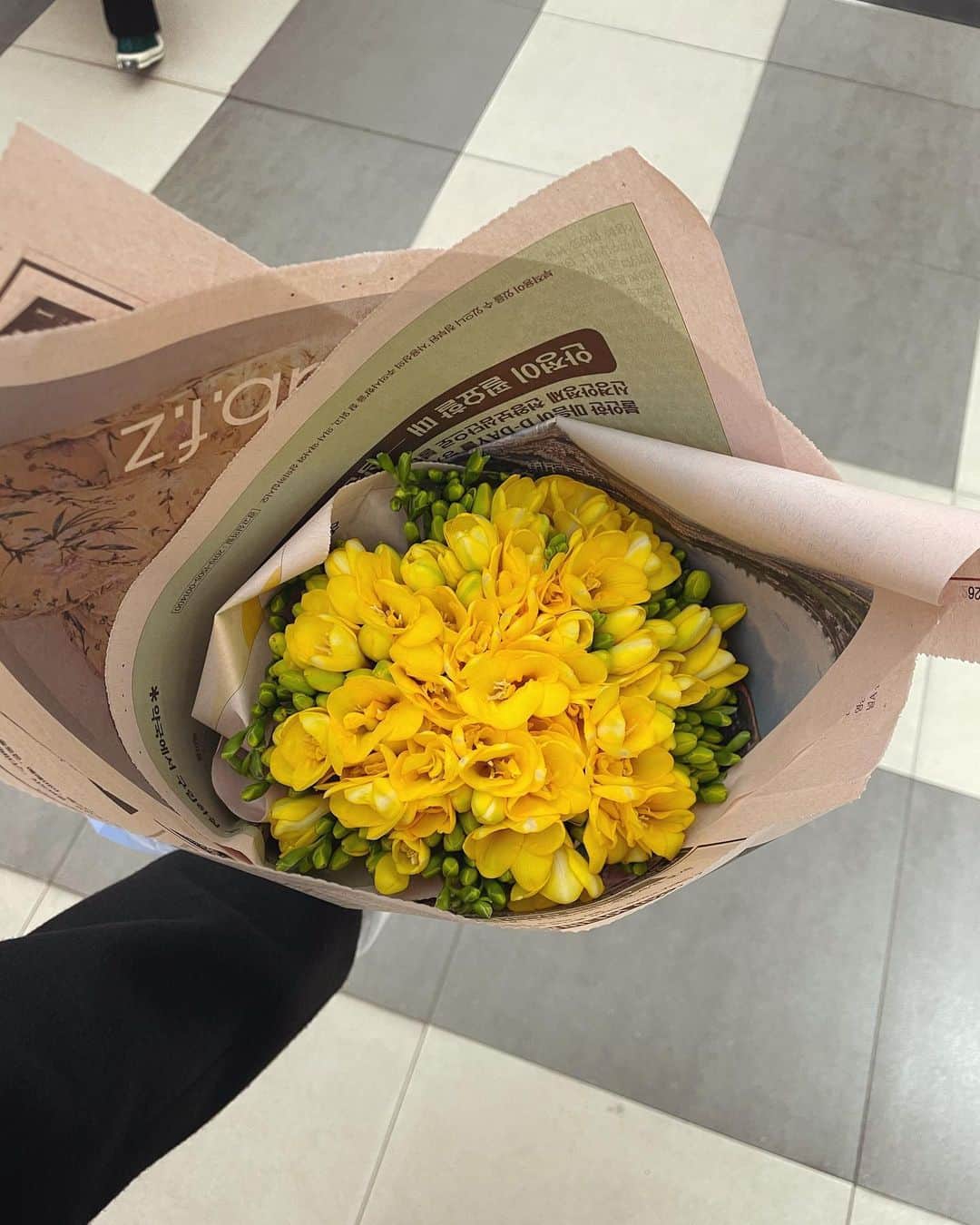 ユン・ヒョンミンのインスタグラム：「새벽 꽃시장🌼 봄이온듯」