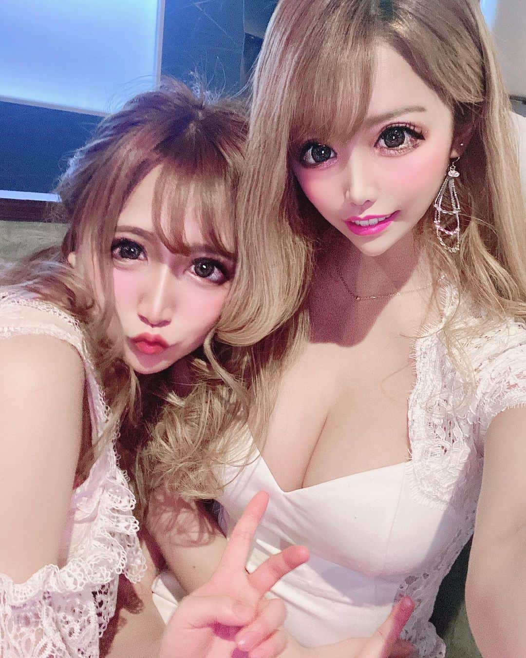 でいじーさんのインスタグラム写真 - (でいじーInstagram)「ニュードレスイベント👗  ねーちゃんのドレス❤  からの ゆうみさんと飲み行った！  #歌舞伎#歌舞伎町#新宿#キャバクラ#キャバ嬢#ホスト#ミナミ#大阪#北新地#六本木#池袋#難波#夜職#水商売#ハーフアップ#hairstyle #hair#ヘアメ#ヘアメイク #ルーズ#かわいい #すすきの#東京#tokyo #ギャル#フォローミー#いいねした人で気になった人フォロー #谷間#ドレス#いいね返しは絶対」1月23日 2時19分 - anyadevix