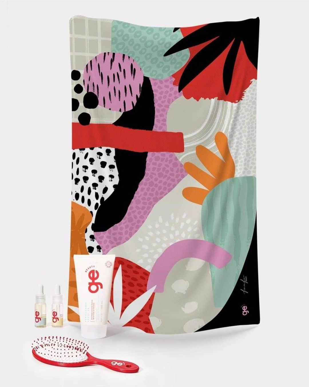 Garotas Estupidasさんのインスタグラム写真 - (Garotas EstupidasInstagram)「Chegaram nossos kits de verão @gebeauty ☀️ uma seleção de produtos especial para a estação + collab especial com a @fioafiobr, que criou uma canga e um lenço lindos com estampa exclusiva! Edição limitadaaa >>> www.gebeauty.com.br / ph: @ericotoscano」1月23日 2時30分 - camilacoutinho