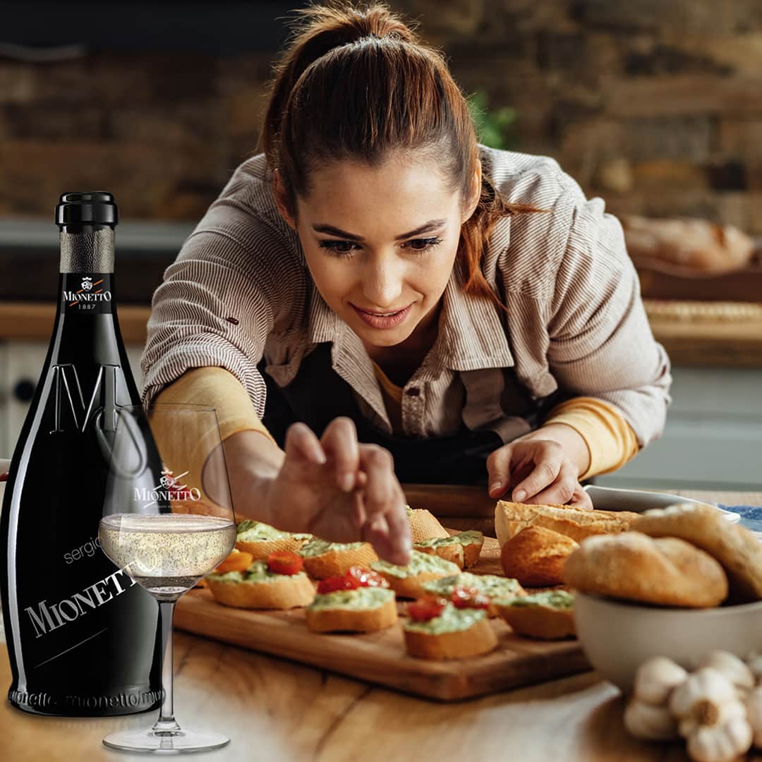 Mionetto Proseccoのインスタグラム：「Coccole del venerdì: solleticare il palato con un calice di bollicine e un delizioso finger food.⁣ #mionettoprosecco #mionettoinsieme⁣ ⁣ Bevi Mionetto responsabilmente」