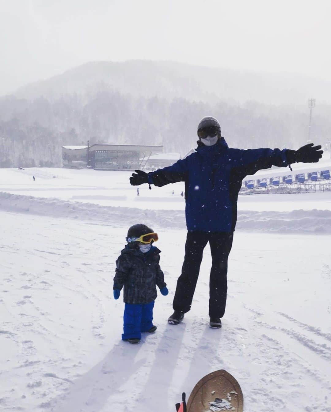 渡香奈さんのインスタグラム写真 - (渡香奈Instagram)「2021年の初めはニセコ🎿初めてのふっかふっかのパウダースノー☃️パウダーすぎて雪だるま作れなかった😂w 毎日しゃんしゃん雪が降りしきる中ウィンタースポーツを存分に快適に楽しめて素晴らしかった✨✨✨宿泊したパークハイアットはゲレンデ上がりで温泉に直行できると言う最高すぎるホテルでした💛 #2021 #ニセコ #hanazononiseko #パークハイアットニセコ #北海道 #パウダースノー #ウィンタースポーツ #snow #かまくら」1月23日 2時25分 - kanarina1261