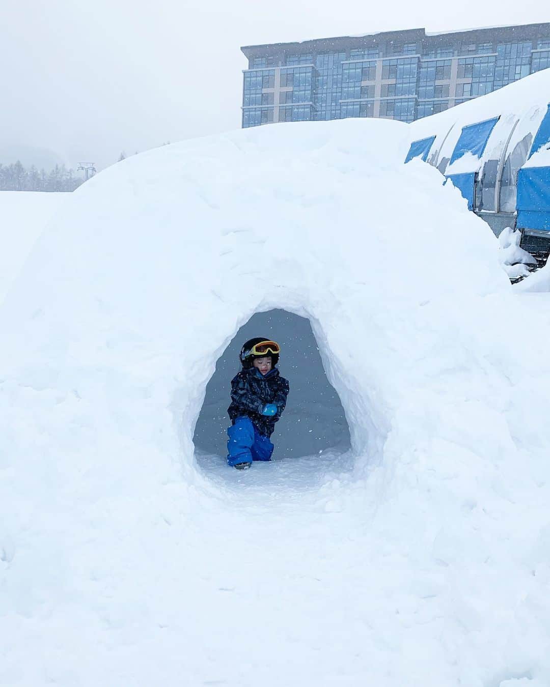 のインスタグラム：「2021年の初めはニセコ🎿初めてのふっかふっかのパウダースノー☃️パウダーすぎて雪だるま作れなかった😂w 毎日しゃんしゃん雪が降りしきる中ウィンタースポーツを存分に快適に楽しめて素晴らしかった✨✨✨宿泊したパークハイアットはゲレンデ上がりで温泉に直行できると言う最高すぎるホテルでした💛 #2021 #ニセコ #hanazononiseko #パークハイアットニセコ #北海道 #パウダースノー #ウィンタースポーツ #snow #かまくら」