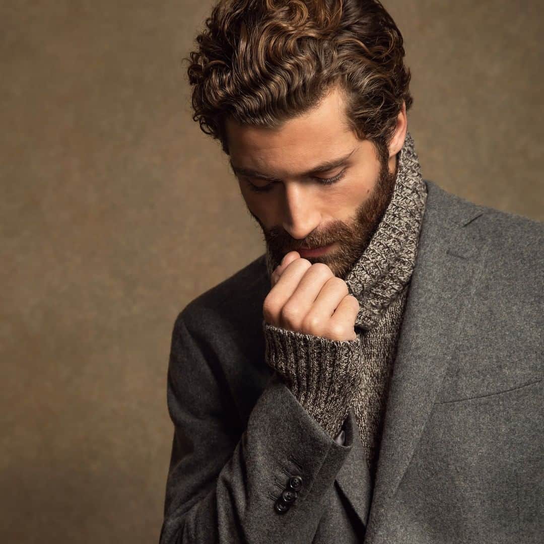 Johnstonsさんのインスタグラム写真 - (JohnstonsInstagram)「Carefully selected cashmere yarn is twisted together to give a unique rugged look to our robust men’s roll neck marl sweater, while the 4ply cashmere is ultra-soft and cosy. Our cashmere sweaters are perfect for layering under a merino wool coat on a chilly winters walk or paired with our cashmere joggers whilst snuggling up at home.」1月23日 2時30分 - johnstonsofelgin
