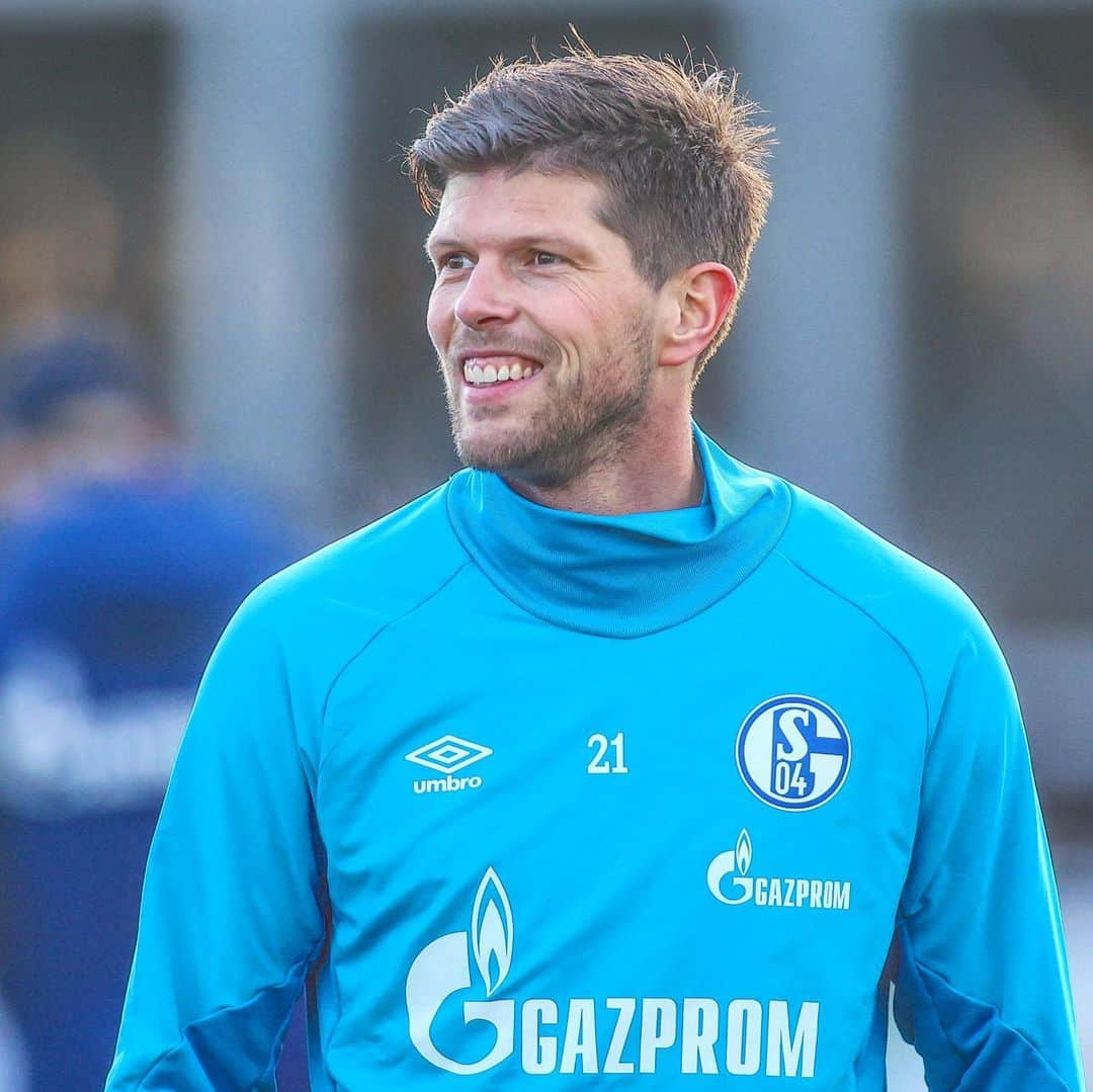 シャルケ04さんのインスタグラム写真 - (シャルケ04Instagram)「Vorbereitung auf #S04FCB - mit @klaasjanhuntelaar! ⚒️⚽️ ❗️ Den Huntelaar-Flock gibt’s für kurze Zeit gratis! Link in Bio 📲 . . Training ahead of #S04FCB - the Hunter is back on the pitch! ⚒️⚽️ . . #Schalke #S04 #Bundesliga #Heimspiel #S04FCB #Football #Soccer #WirLebenDich #🔵⚪️」1月23日 2時27分 - s04