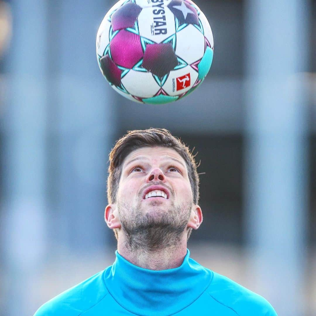 シャルケ04さんのインスタグラム写真 - (シャルケ04Instagram)「Vorbereitung auf #S04FCB - mit @klaasjanhuntelaar! ⚒️⚽️ ❗️ Den Huntelaar-Flock gibt’s für kurze Zeit gratis! Link in Bio 📲 . . Training ahead of #S04FCB - the Hunter is back on the pitch! ⚒️⚽️ . . #Schalke #S04 #Bundesliga #Heimspiel #S04FCB #Football #Soccer #WirLebenDich #🔵⚪️」1月23日 2時27分 - s04