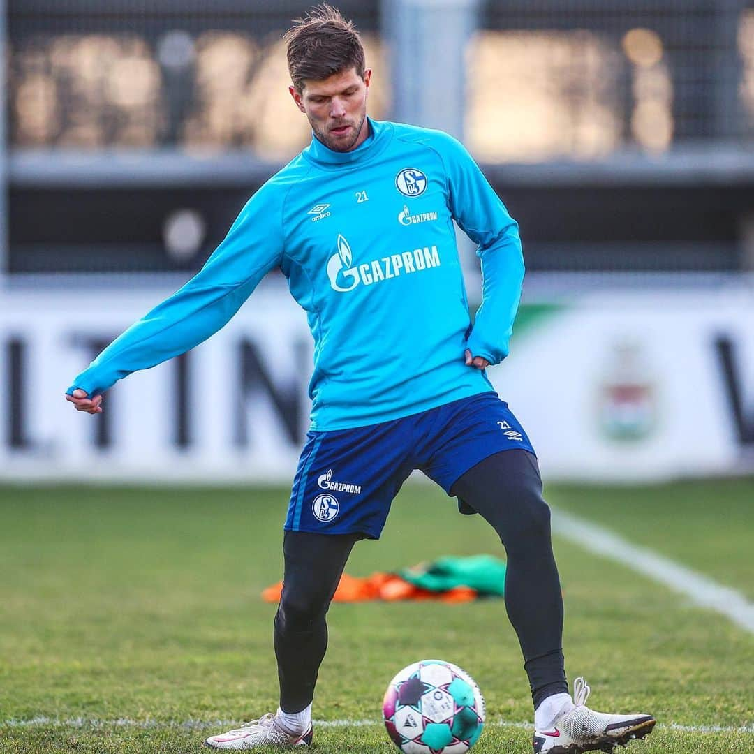 シャルケ04さんのインスタグラム写真 - (シャルケ04Instagram)「Vorbereitung auf #S04FCB - mit @klaasjanhuntelaar! ⚒️⚽️ ❗️ Den Huntelaar-Flock gibt’s für kurze Zeit gratis! Link in Bio 📲 . . Training ahead of #S04FCB - the Hunter is back on the pitch! ⚒️⚽️ . . #Schalke #S04 #Bundesliga #Heimspiel #S04FCB #Football #Soccer #WirLebenDich #🔵⚪️」1月23日 2時27分 - s04