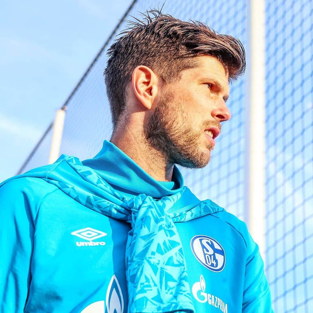 シャルケ04さんのインスタグラム写真 - (シャルケ04Instagram)「Vorbereitung auf #S04FCB - mit @klaasjanhuntelaar! ⚒️⚽️ ❗️ Den Huntelaar-Flock gibt’s für kurze Zeit gratis! Link in Bio 📲 . . Training ahead of #S04FCB - the Hunter is back on the pitch! ⚒️⚽️ . . #Schalke #S04 #Bundesliga #Heimspiel #S04FCB #Football #Soccer #WirLebenDich #🔵⚪️」1月23日 2時27分 - s04