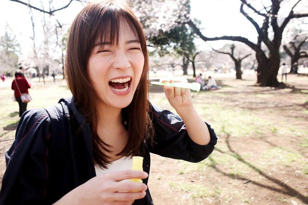 亜希子のインスタグラム：「少し前まで、新しいことに挑戦する不安と武者震い、コロナ疲れで押しつぶされそうだったのですが。。。  今、自分らしさを取り戻した気がします🍀  もはや静かな闘志で燃えてさえいます🤣  時には、「もう頑張れないよ〜」とか、「こんなに頑張ってるのに、まだ頑張らなきゃいけないの！？」と泣き言が出てくるのですが🤔  でも、そんな時に限って、ニョキっと誰かが私の目の前に現れて、いきなり褒めてくれたりする。。。  そうすると、おだてられて、結構いろいろなことが大丈夫になってくる🤣  我ながら単純すぎて笑うけど。。  幸せの判断基準は自分にあるけれど、他人からの応援の威力はもの凄いですな。  それで、気持ちが前向きになると、思いもよらないところから新しくお仕事のご依頼が飛び込んできたりする。  そうなってくると、発する言葉が自然と前向きになってくるのもマジで不思議なんだよな。。  多分、新しいチャンスというのは、それを迎え入れる覚悟が出来ている人のもとにやってくるものなんでしょうね。  私は少しずつ春に向かって強くなってきているし、覚悟も出来てる☺️  あぁ、頑張ろーっと！ 楽しい。  これは昨年春、トナカイさんが撮ってくださった写真です🦌  よき表情、嬉しみ」