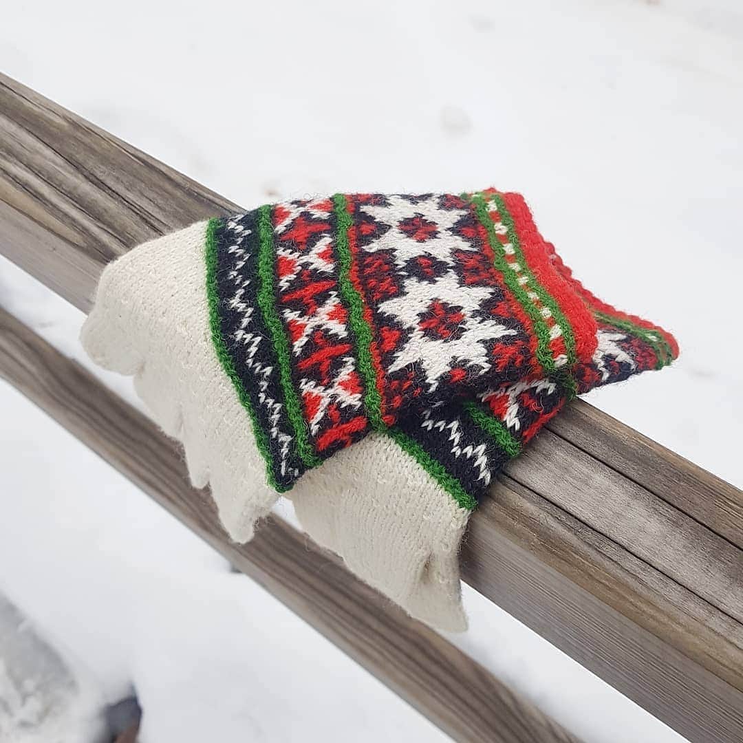 ティネスのインスタグラム：「Latvian winter ❄🇱🇻 We enjoy time spent outdoors because we keep warm with wool knitwear.  These two pretty pairs are back in stock: WWW.TINES.LV」