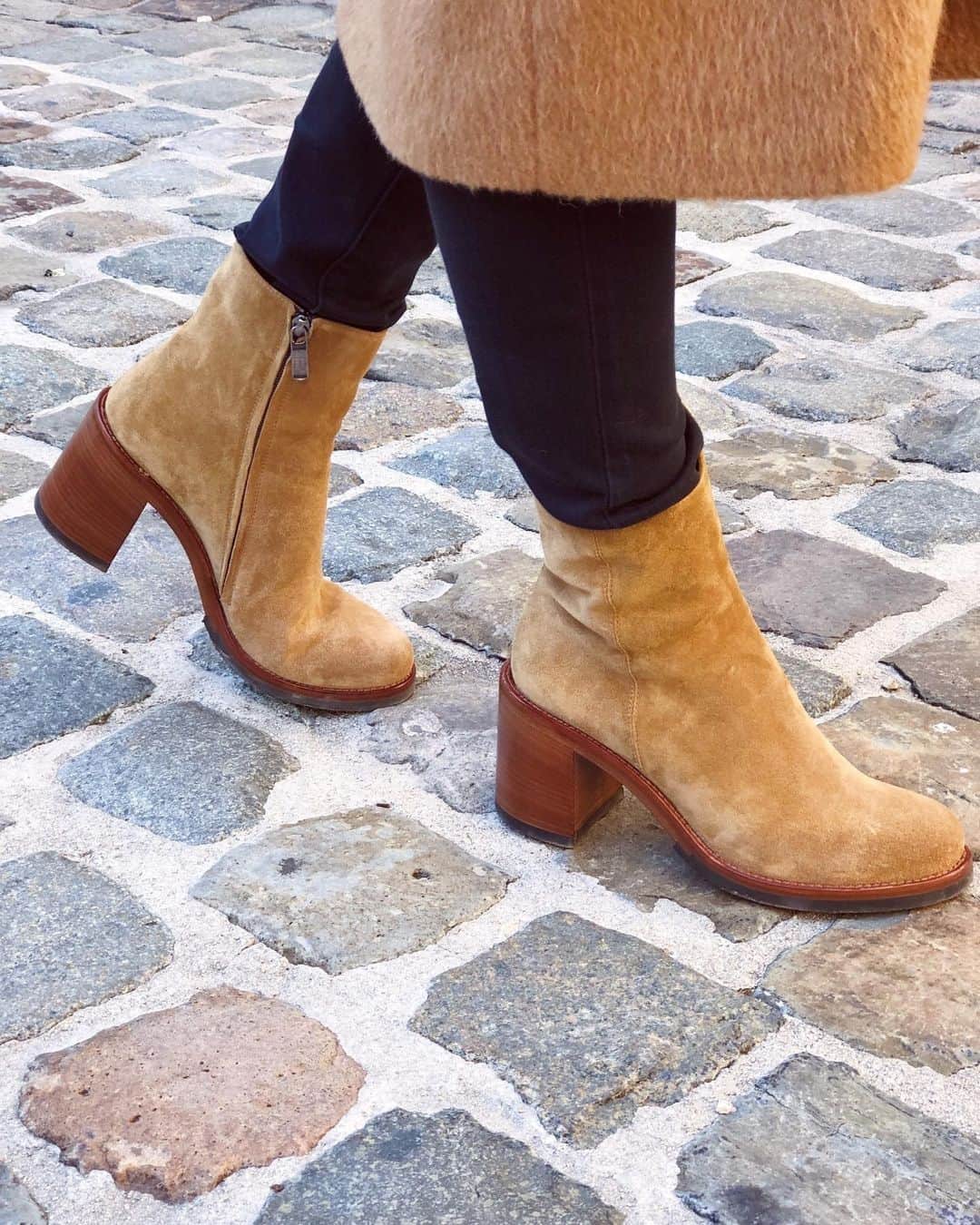 アルベルトファッシャーニのインスタグラム：「🇫🇷 Magnifique! @oceanemeini in Aix en Provence wearing our AMINA 58033 ankle boots from the latest woman collection 🤩⁠ ⁠ #albertofasciani #womanstyle #ankleboots #classy #chunky #neutraltones #camelcoat #madeinitalyshoes #chunkyboots #trendy」