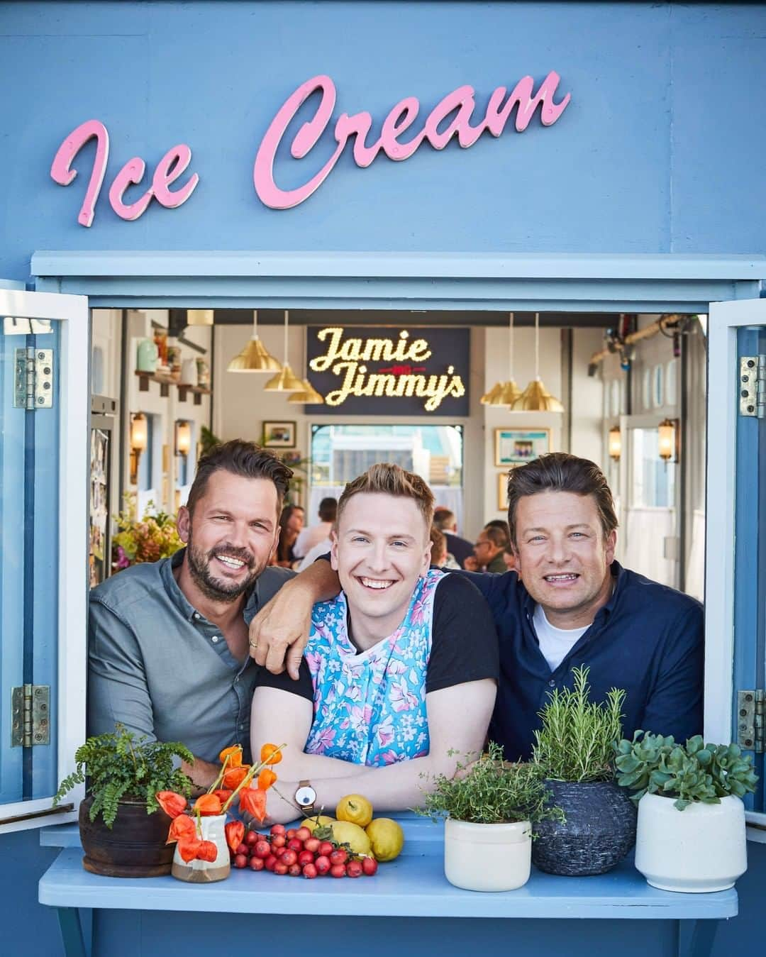 ジェイミー・オリヴァーさんのインスタグラム写真 - (ジェイミー・オリヴァーInstagram)「Blooming hilarious @joelycett is on the pier with us tonight #FridayNightFeast over on @channel4 at 8pm!! We had brilliant laugh cooking together. Get watching lovely lot for a bit fun and food x  filmed Pre-COVID times on Southend Pier」1月23日 2時41分 - jamieoliver