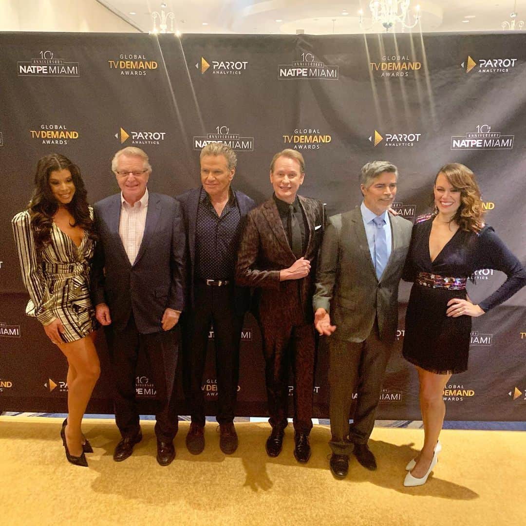 エミリー・スワローのインスタグラム：「#Flashback to last January’s @globaltvdemandawards, some good old-fashioned red carpet disorganization and blissful unawareness of social distancing requirements to come... * #backwhenIworemakeup #andalsoknewhowtopose #fbf #flashbackfriday #fontainbleu #ignoranceisbliss #globaltvdemandawards #themandalorian #cobrakai #pose #thisistheway」