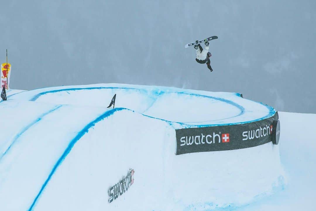 アナログクロージングさんのインスタグラム写真 - (アナログクロージングInstagram)「🚨LAAX OPEN Update🚨  After pushing through some challenging weather in finals, #BurtonTeam riders @zoisynnott and @leonvockensperger landed themselves in the second spot on the slopestyle podium 🥈and @nik.mattsson took the 🥇on the men’s podium.   Stay tuned for updates on #LAAXOpen pipe finals.」1月23日 2時42分 - burtonsnowboards